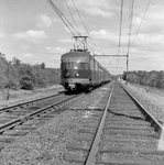 150941 Afbeelding van een electrisch treinstel mat. 1936 van de N.S. ter hoogte van Hulshorst.